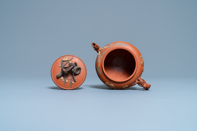 Een Chinese Yixing steengoed 'Drie vrienden van de winter' theepot met deksel, Kangxi