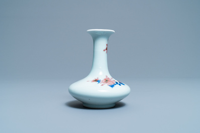 Un petit vase de forme bouteille en porcelaine de Chine en bleu, blanc et rouge de cuivre, R&eacute;publique