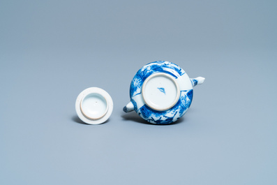 A small Chinese blue and white teapot and cover, Kangxi