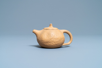 A Chinese Yixing stoneware teapot and cover, 18/19th C.