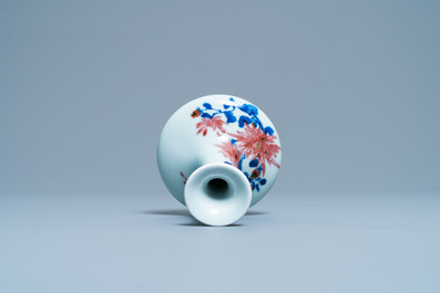 Un petit vase de forme bouteille en porcelaine de Chine en bleu, blanc et rouge de cuivre, R&eacute;publique