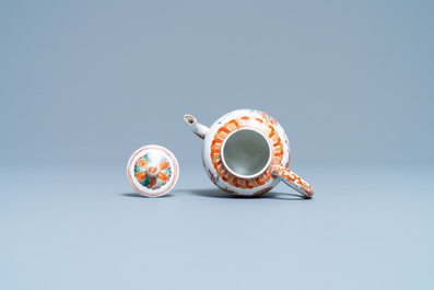 Une th&eacute;i&egrave;re couverte en porcelaine Arita de Japon, Edo, 18&egrave;me