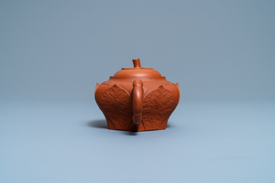Een Chinese Yixing steengoed lotusvormige theepot met deksel, Kangxi