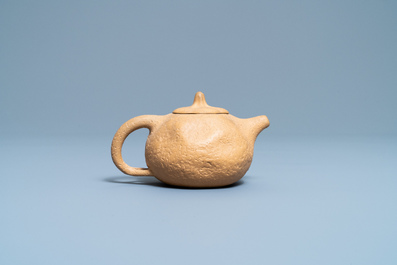 A Chinese Yixing stoneware teapot and cover, 18/19th C.