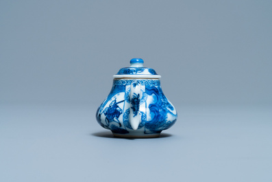 Een kleine Chinese blauw-witte theepot met deksel, Kangxi