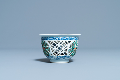 Une tasse &agrave; double paroi ajour&eacute;e en porcelaine de Chine famille verte, Kangxi