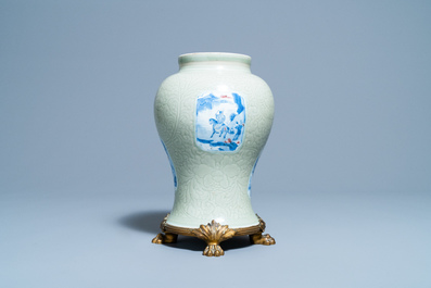 Een Chinese celadon vaas met blauw-witte en koperrode panelen, Kangxi