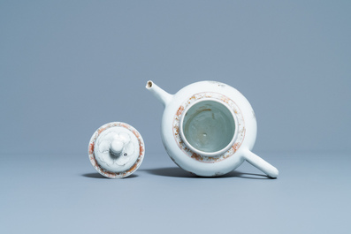 Een Chinese grisaille en ijzerrode theepot met fijn decor van pauwen, Yongzheng/Qianlong