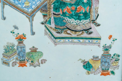 Une grande plaque en porcelaine de Chine famille verte dans un cadre en bois sculpt&eacute;, Chine, 19&egrave;me