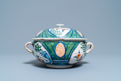 Un ensemble en fa&iuml;ence de Delft polychrome &agrave; d&eacute;cor 'quatre coeurs', 1&egrave;re moiti&eacute; du 18&egrave;me