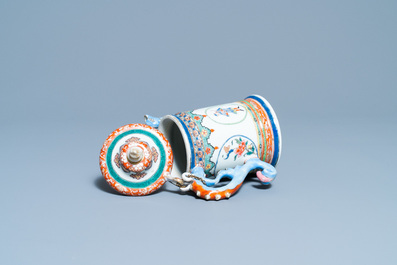 Une th&eacute;i&egrave;re couverte en porcelaine de Chine famille rose &agrave; d&eacute;cor d'europ&eacute;ens, Qianlong