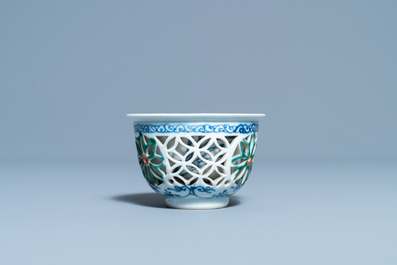 Une tasse &agrave; double paroi ajour&eacute;e en porcelaine de Chine famille verte, Kangxi