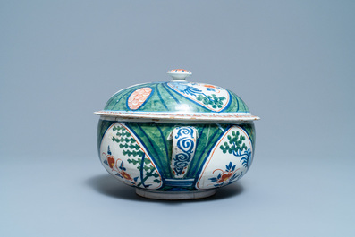 Un ensemble en fa&iuml;ence de Delft polychrome &agrave; d&eacute;cor 'quatre coeurs', 1&egrave;re moiti&eacute; du 18&egrave;me