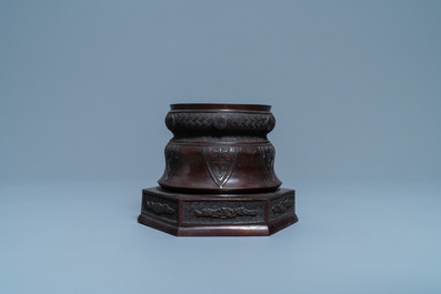 A fine Japanese bronze vase stand, Meiji, 19th C.