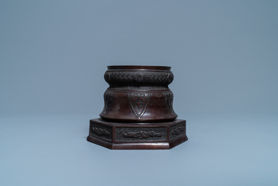 Un grand socle pour un vase en bronze laqu&eacute;, Japon, Meiji, 19&egrave;me