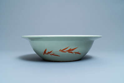 Un grand bol en porcelaine de Chine famille rose &agrave; fond c&eacute;ladon, 19&egrave;me