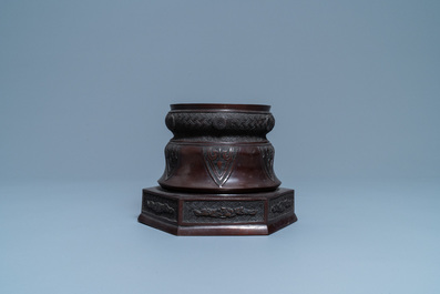 A fine Japanese bronze vase stand, Meiji, 19th C.