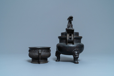 Twee Chinese bronzen wierookbranders, Qing