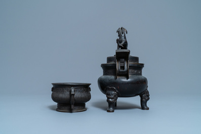 Twee Chinese bronzen wierookbranders, Qing