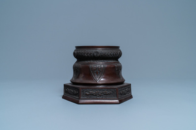 Een fraaie Japanse bronzen sokkel voor een vaas, Meiji, 19e eeuw