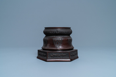 A fine Japanese bronze vase stand, Meiji, 19th C.