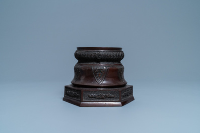 Een fraaie Japanse bronzen sokkel voor een vaas, Meiji, 19e eeuw
