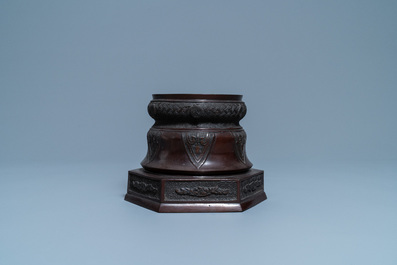 Un grand socle pour un vase en bronze laqu&eacute;, Japon, Meiji, 19&egrave;me