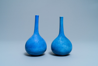 Une paire de vases de forme bouteille en porcelaine de Chine bleu poudr&eacute; monochrome, Kangxi