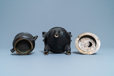 Deux br&ucirc;le-parfums en bronze, Chine, Qing