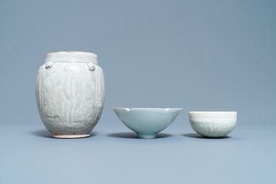 Deux bols et une jarre en porcelaine de Chine de type qingbai, Song