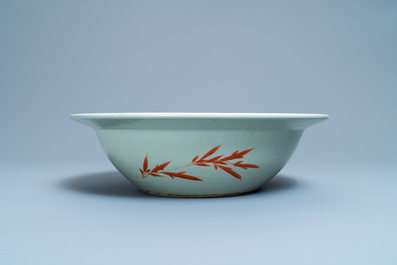 Un grand bol en porcelaine de Chine famille rose &agrave; fond c&eacute;ladon, 19&egrave;me