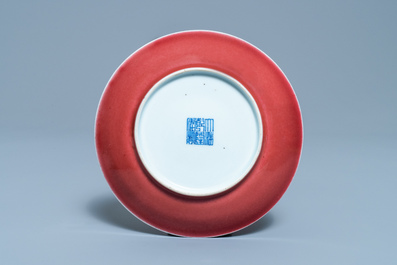 Une assiette en porcelaine de Chine langyao monochrome, marque et &eacute;poque de Qianlong
