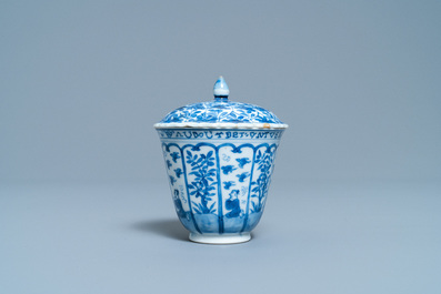 Een Chinese blauw-witte dekselkop en schotel voor de Franse markt, Kangxi