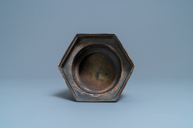 A fine Japanese bronze vase stand, Meiji, 19th C.