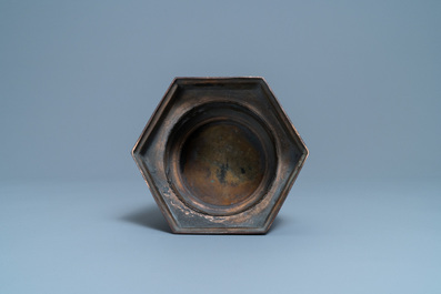 Un grand socle pour un vase en bronze laqu&eacute;, Japon, Meiji, 19&egrave;me