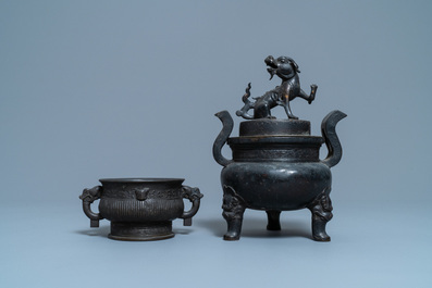 Twee Chinese bronzen wierookbranders, Qing