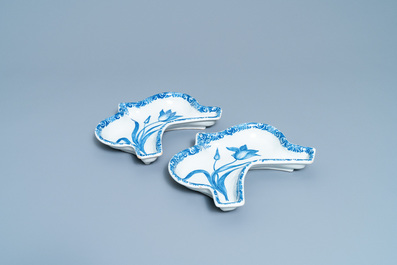 Une paire de coupes en fa&iuml;ence de Delft en bleu et blanc &agrave; d&eacute;cor d'une fleur d'oeillet, 18&egrave;me
