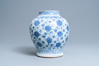 Un vase en porcelaine de Chine en bleu et blanc &agrave; d&eacute;cor de rinceaux de lotus, Wanli