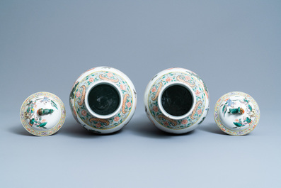 Une paire de vases couverts en porcelaine de Chine famille verte &agrave; d&eacute;cor de guerriers, 19&egrave;me