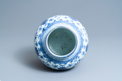 Un vase en porcelaine de Chine en bleu et blanc &agrave; d&eacute;cor de rinceaux de lotus, Wanli