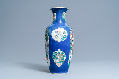 Un vase en porcelaine de Chine famille verte sur fond bleu poudr&eacute;, 19&egrave;me