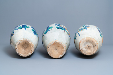 Trois grandes jarres de type martaban en gr&egrave;s &eacute;maill&eacute; polychrome &agrave; d&eacute;cor appliqu&eacute;, Qing