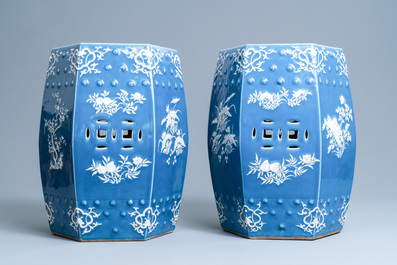 Une paire de tabourets de forme hexagonale en porcelaine de Chine, 19&egrave;me