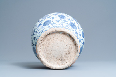 Een Chinese blauw-witte vaas met lotusslingers, Wanli