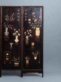 Een Chinees gelakt houten scherm met oplegwerk in been, hout en diverse gesteenten, 18/19e eeuw