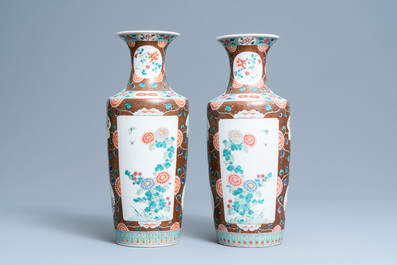 Une paire de vases de forme rouleau en porcelaine de Chine famille rose, 19&egrave;me