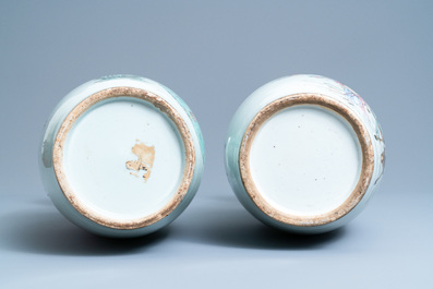 Deux vases en porcelaine de Chine famille rose &agrave; d&eacute;cor d'immortels, 19/20&egrave;me