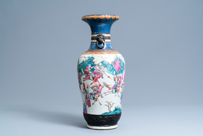 Un vase en porcelaine de Chine famille rose dite 'de Nankin' &agrave; d&eacute;cor de guerriers, Chine, 19&egrave;me
