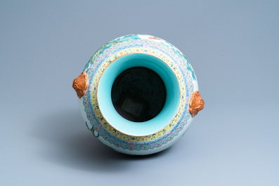 Un grand vase de forme 'hu' en porcelaine de Chine famille rose, marque de Qianlong, R&eacute;publique