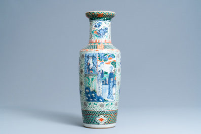 Un vase de forme rouleau en porcelaine de Chine famille verte, 19&egrave;me